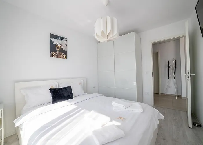 Modern Coresi - Free Private Parking Apartman *